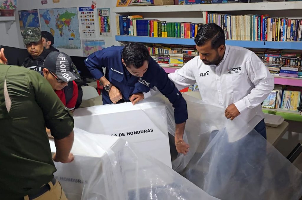 Traslado del material electoral en Guanaja.