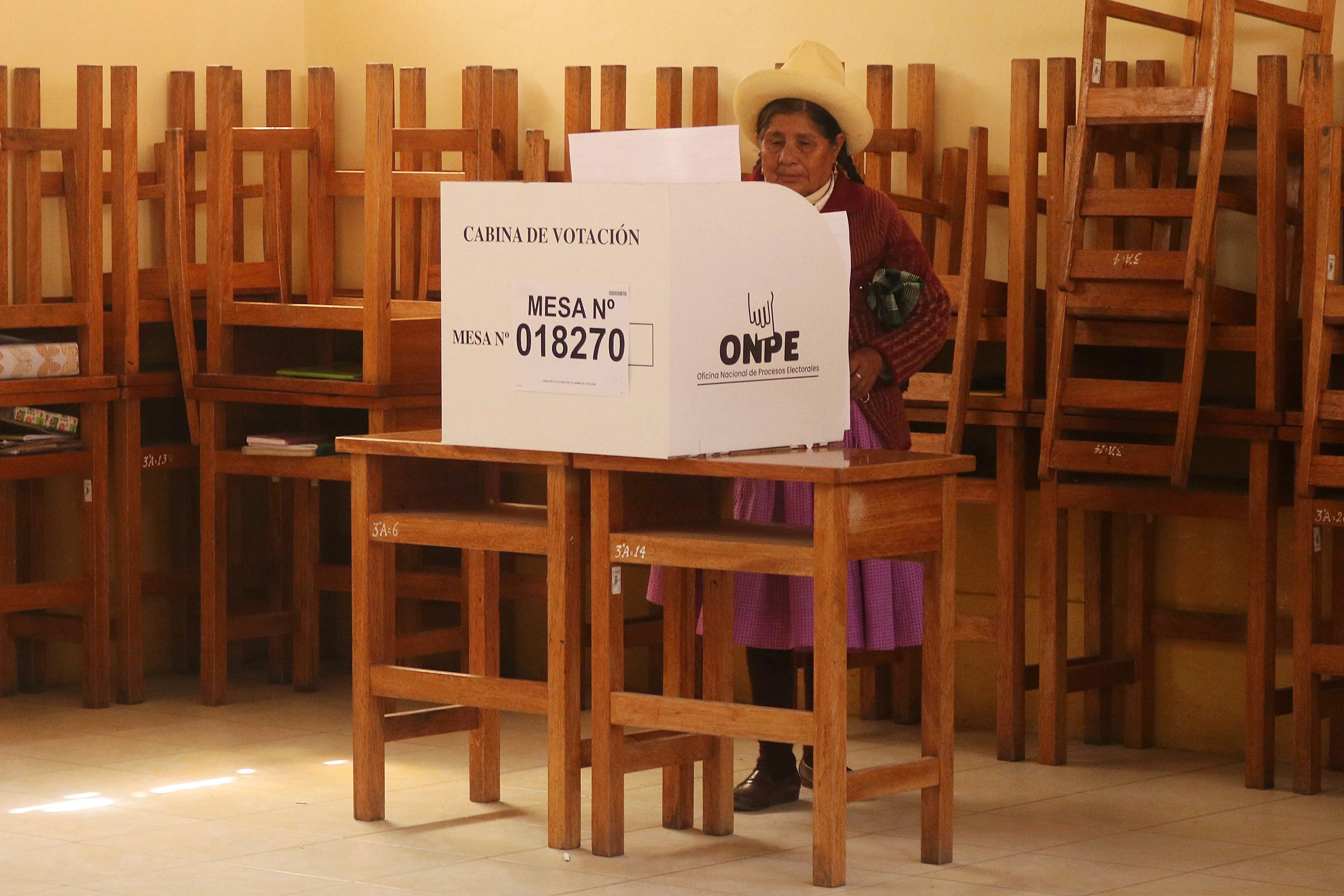 Mujer ejerciendo el sufragio en Urumbamba, Cusco.