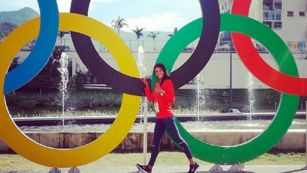 Yeseida Carrillo posando con los aros olímpicos