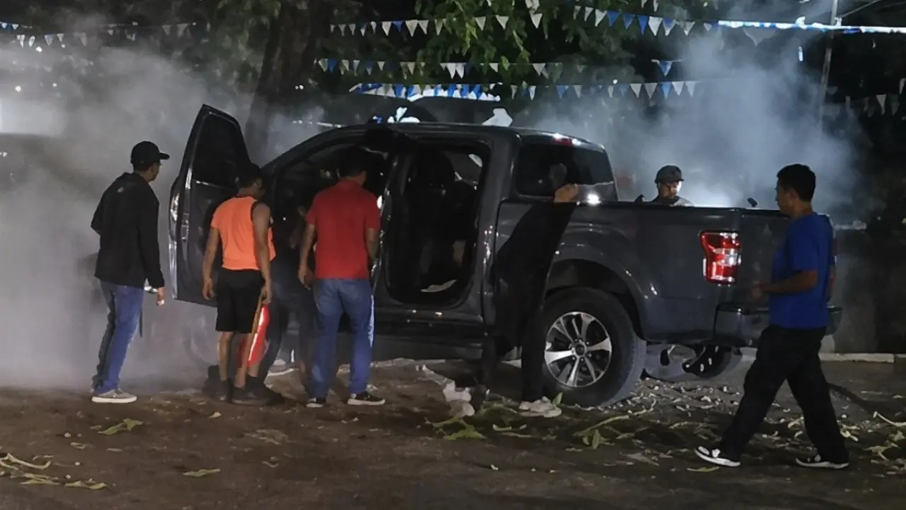 Peatones de la zona acudieron a la zona del impacto para intentar ayudar al tiktoker y sus acompañantes.