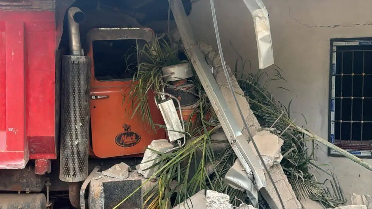 Foto del accidente donde muere volquetero en Choluteca tras impactar en una casa