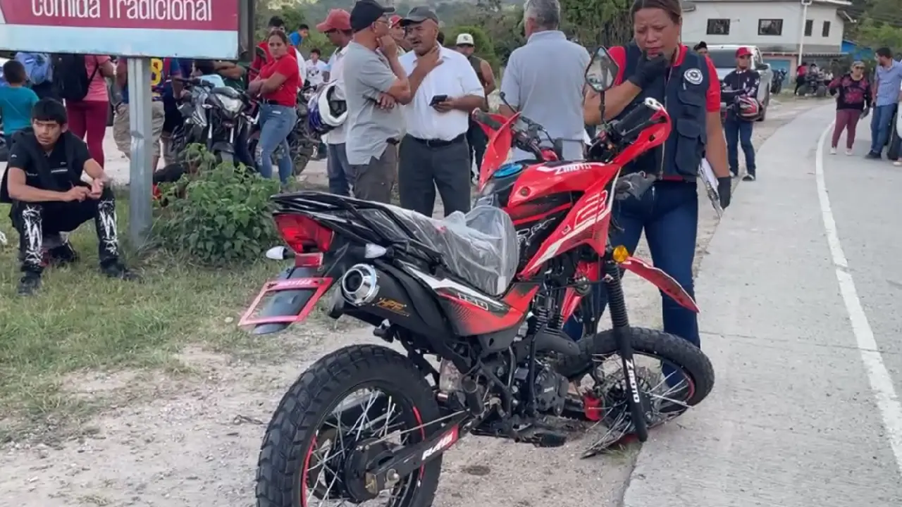 Motocicleta del joven Misael López, fallecido tras accidente