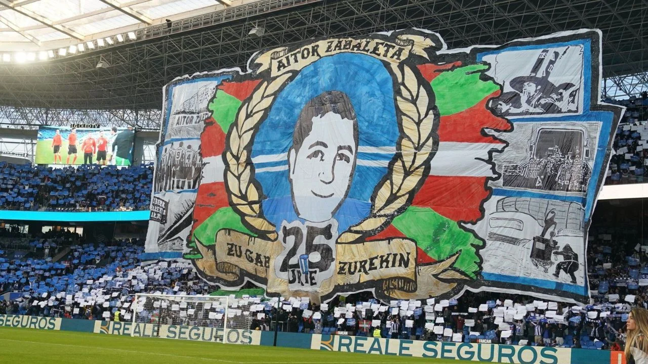 Tifo en el Estadio Anoeta en homenaje a los 25 años de la muerte de Aitor Zabaleta