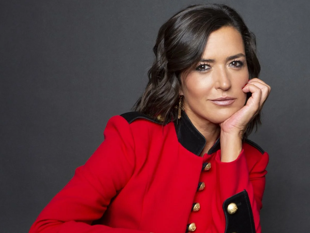 Alejandra Andrade con un blazer rojo con detalles negros.