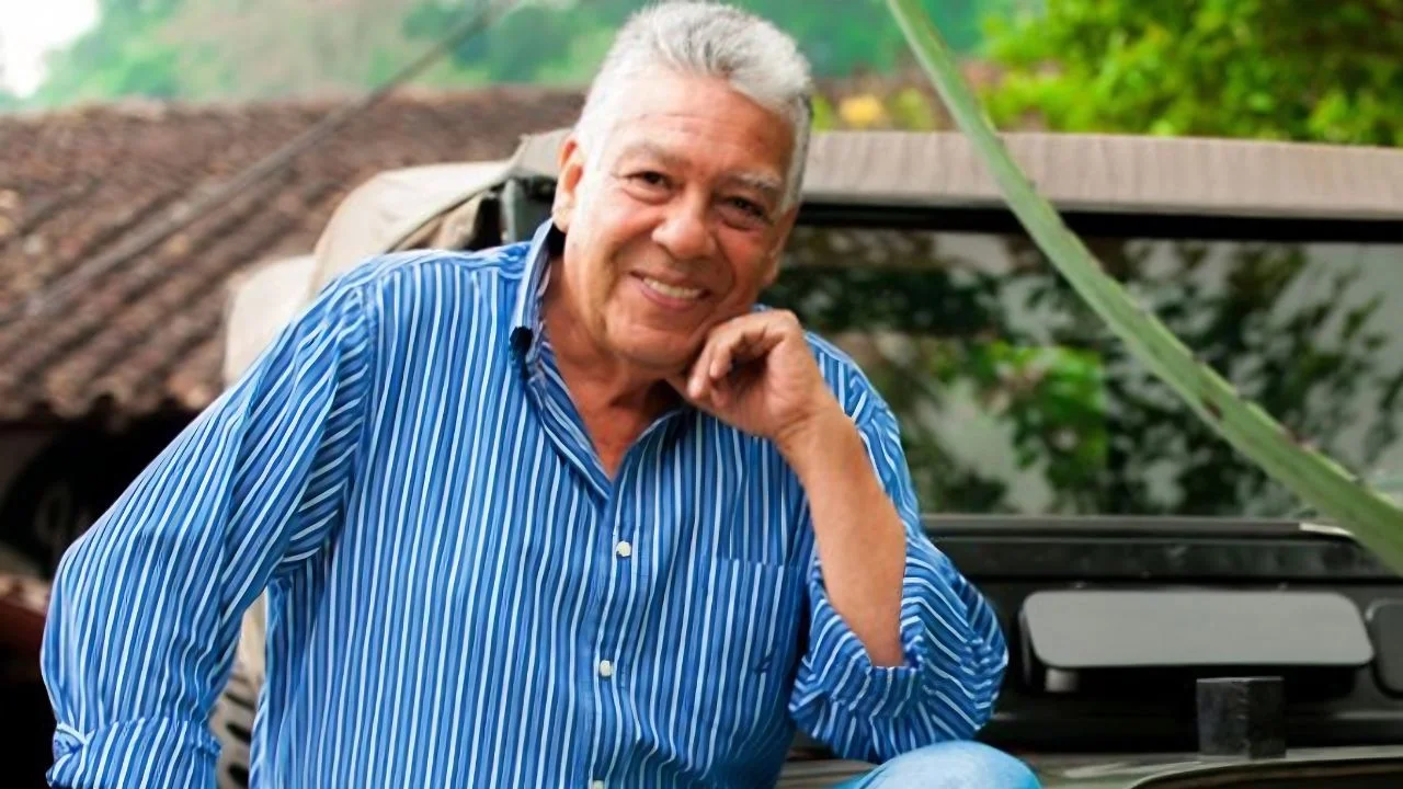 Alexis Montilla con una camisa azul de botones.