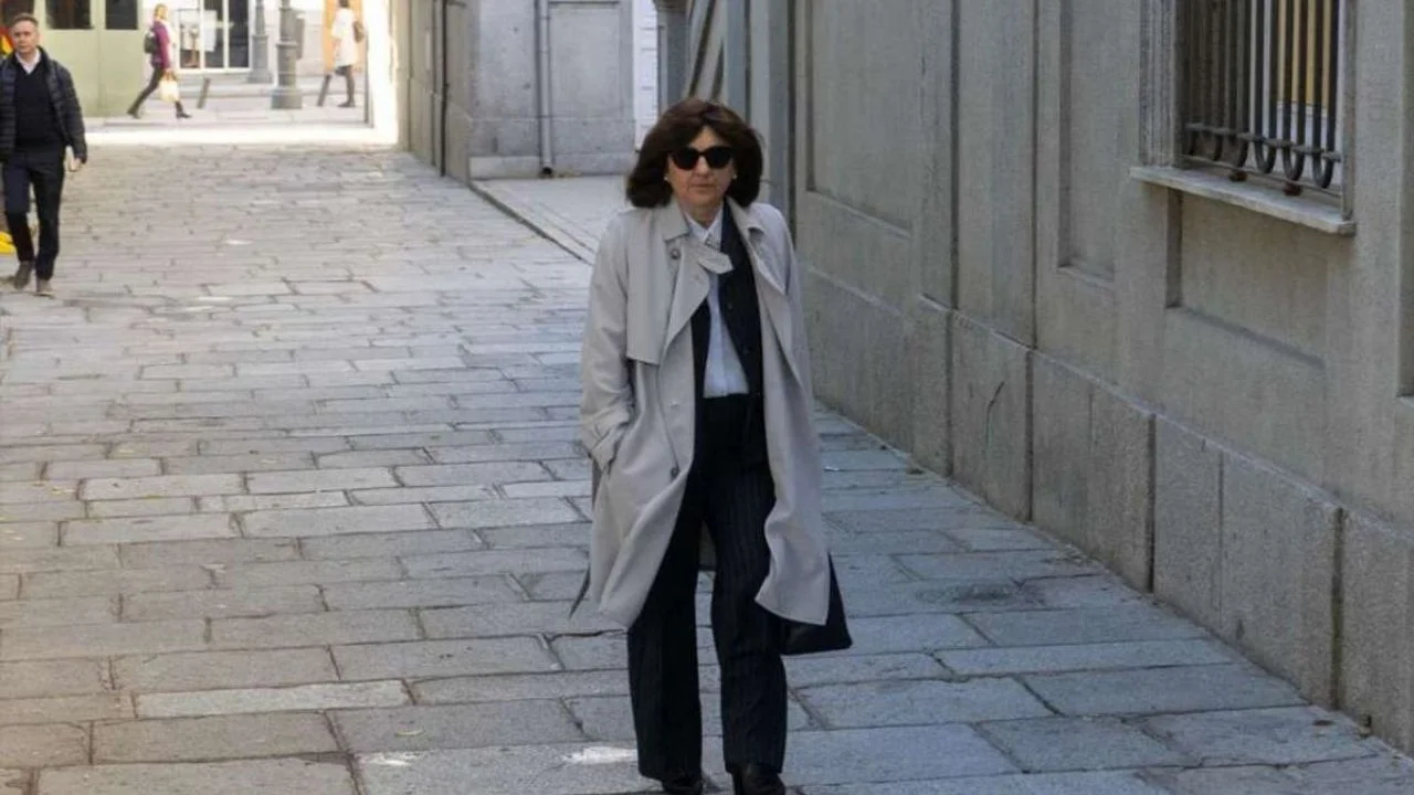 La fiscal Almudena Lastra caminando por la calle.