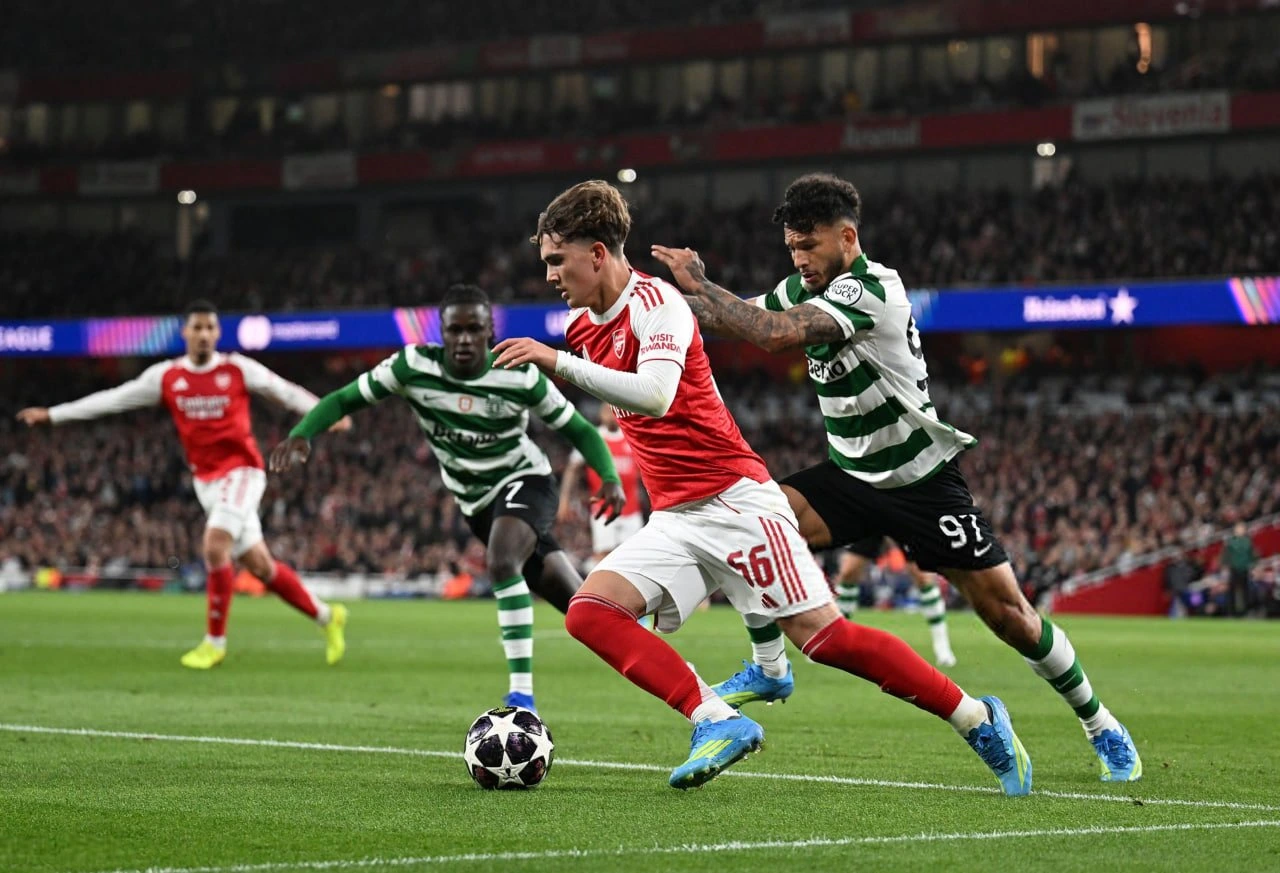 Jugadores de Arsenal y Sporting.