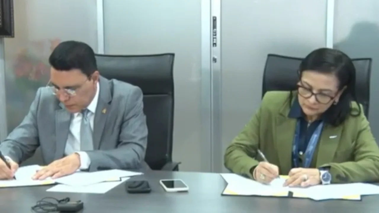 Aspra procurador general de la republica y Elizabeth Rodríguez Directora de la OABI, fiirmando nuevo convenio.