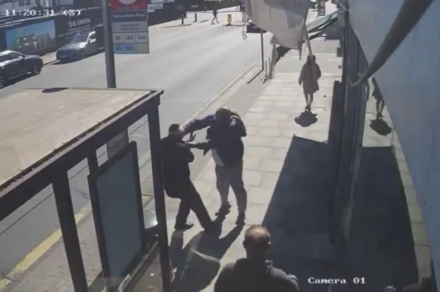 momento en que un hombre apuñala a un señor en una de las calles de Londres 
