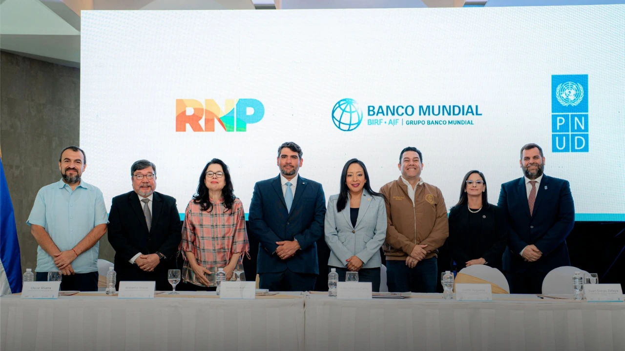 Autoridades que participaron en el lanzamiento de "Identifícate, Crece con Derechos".