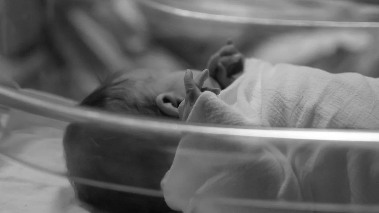 Adolescente pide ayuda a ChatGPT para dar a luz en la imahgen se observa a una bebé