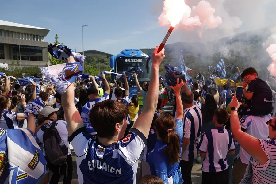 El autobús de la Real Sociedad con la Copa del Rey a su llegada a Zubieta tras recorrer las calles de San Sebastián. EFE/Javier Etxezarreta