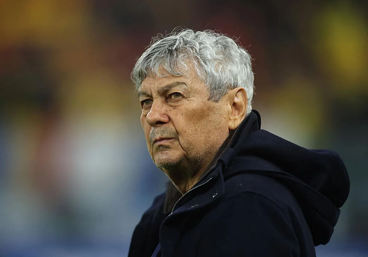 Fotografía de archivo de Mircea Lucescu vestido de negro.