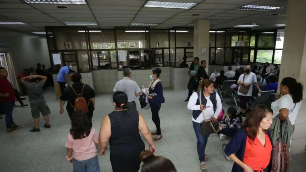 Pacientes en el Instituto Hondureño de Seguridad Social.