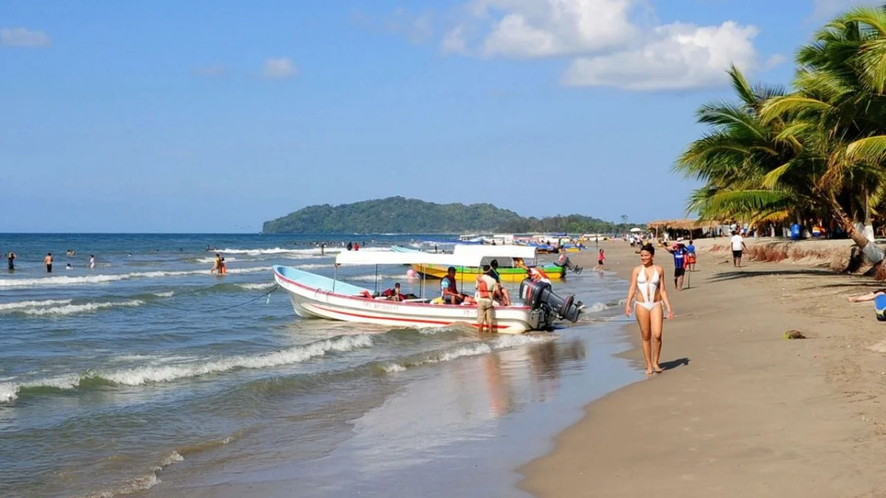 Fotografía de archivo de playa hondureña.