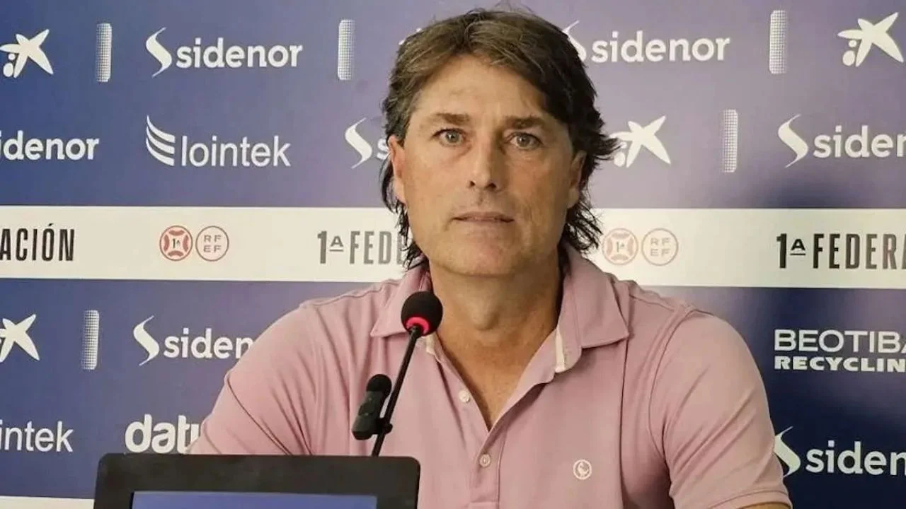 Julen Guerrero con un camisa rosada de botones