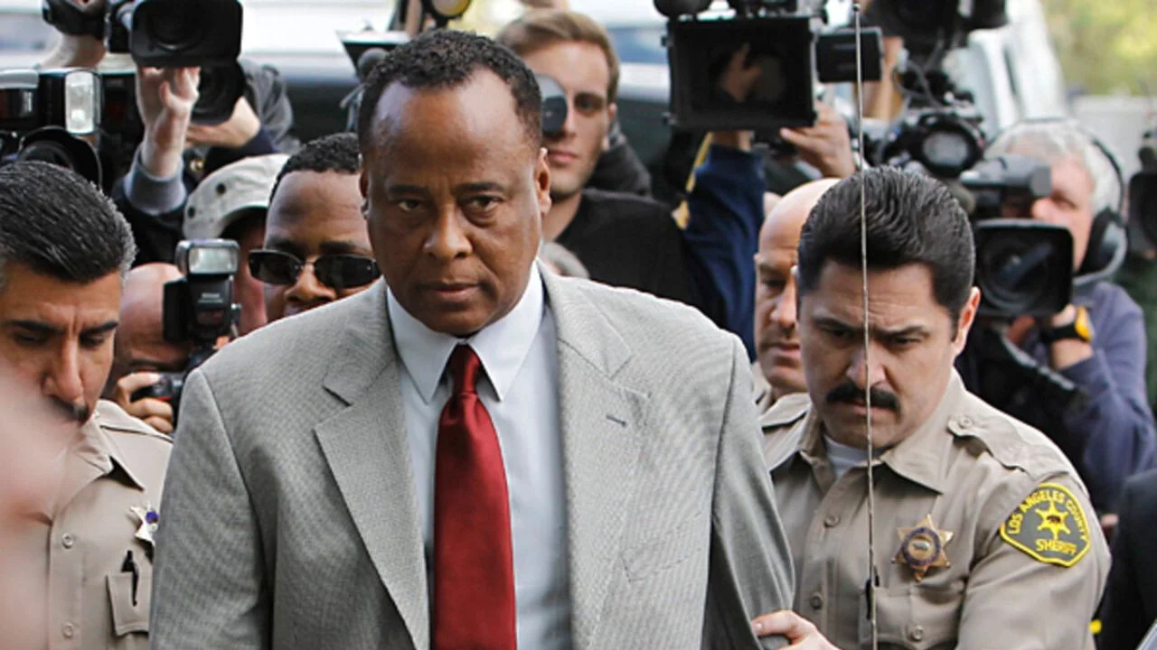 El 8 de febrero de 2010, el doctor Conrad Murray, médico de Michael Jackson, llegó al Tribunal Superior de Los Ángeles para enfrentar cargos de homicidio involuntario.