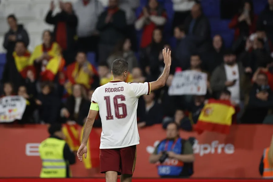 El centrocampista de la selección española, Rodrigo, saluda a la afición tras el partido amistoso que las selecciones nacionales de España y Egipto han disputado en el RCDE Stadium, de Cornellá-El Prat, Barcelona. 