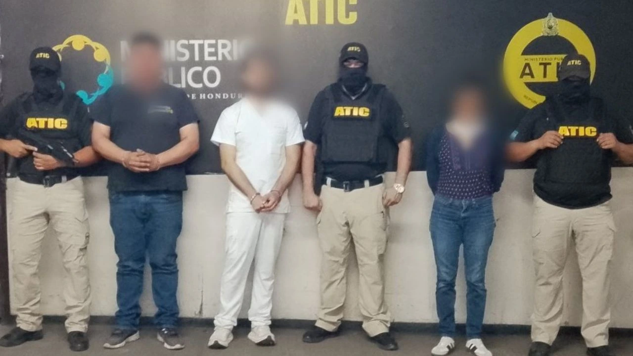 Ejecutivos de agencias de viajes capturados. 