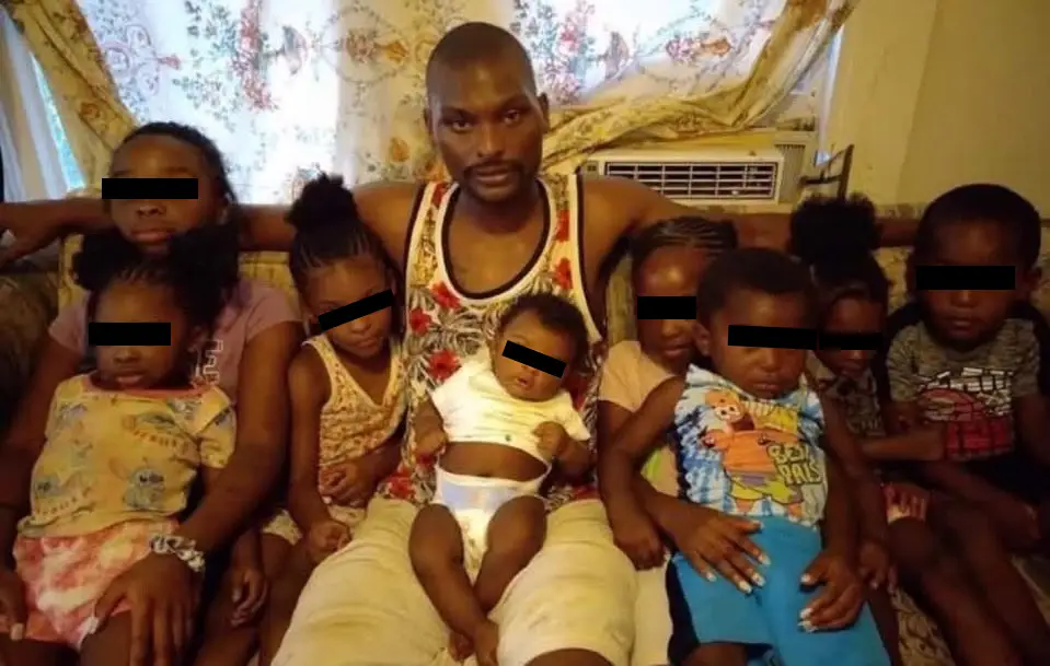 Shamar Elkins, el hombre que mató a sus hijos, posando junto a ellos