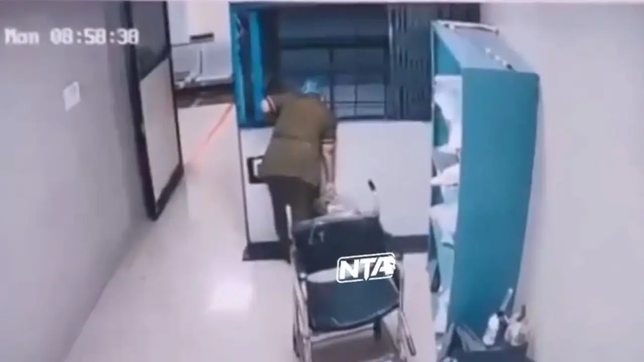 La trabajadora acercó su cabeza al borde del espacio sin darse cuenta de que el montacargas estaba cerca de llegar donde ella estaba.