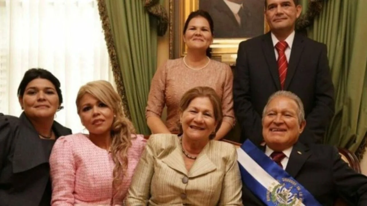Expresidente Salvador Sánchez Cerén con su familia.