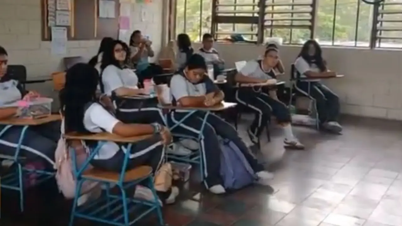 Estudiantes en salón de clases durante actual ola de calor.