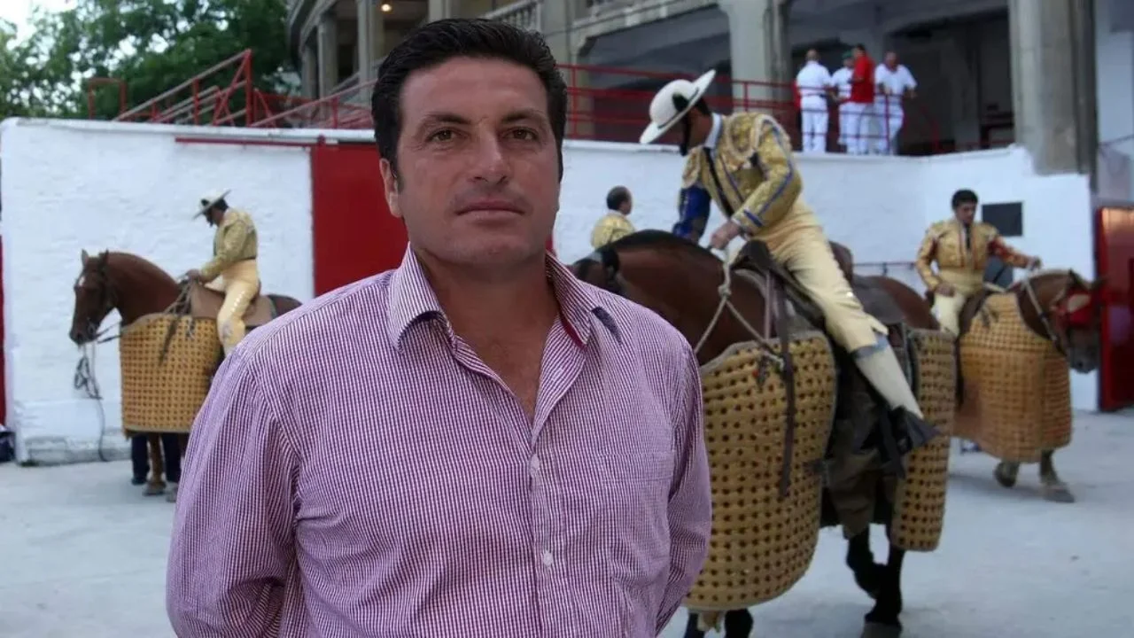 Alfonso Vázquez con una camisa de botones a rayas.