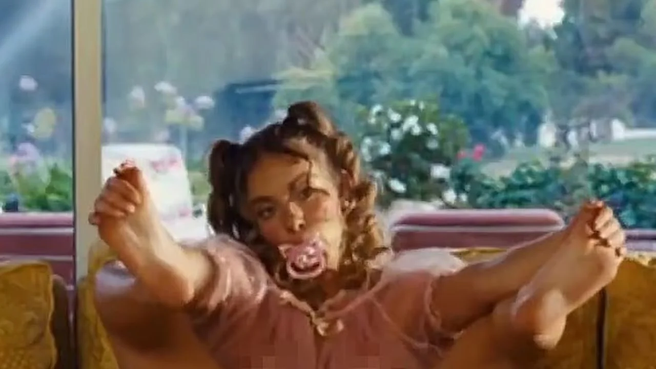 Sydney Sweeney vestida de bebe 