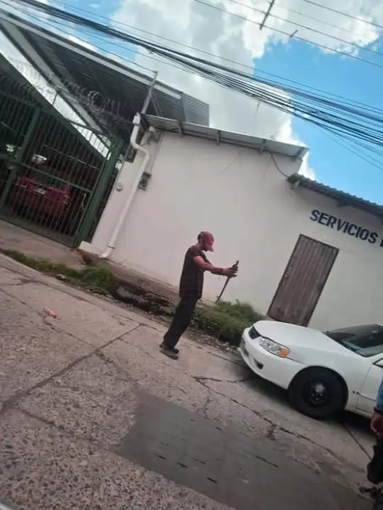 Vecinos golpean hombre