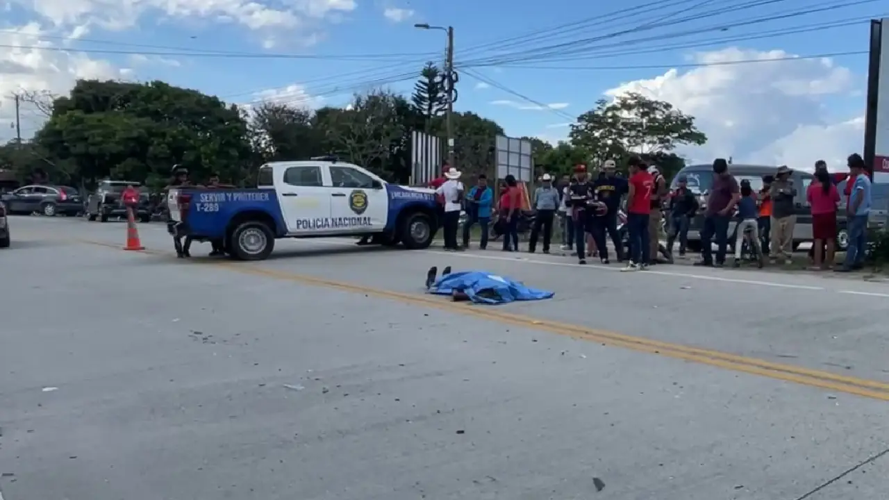 Policía resguarda el lugar donde el joven Misael López perdió la vida