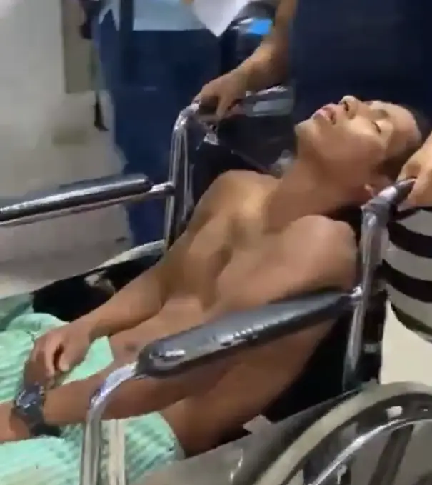 momento en que ingresan al hospital al hondureño asaltado por sus amigos 