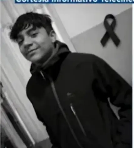 JOVEN  CON UN SUETER Y CHONGO DE LUTO