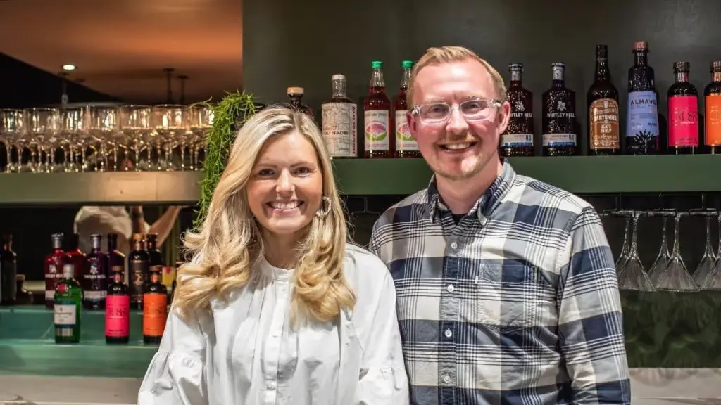 pareja posando para una foto dentro de un bar