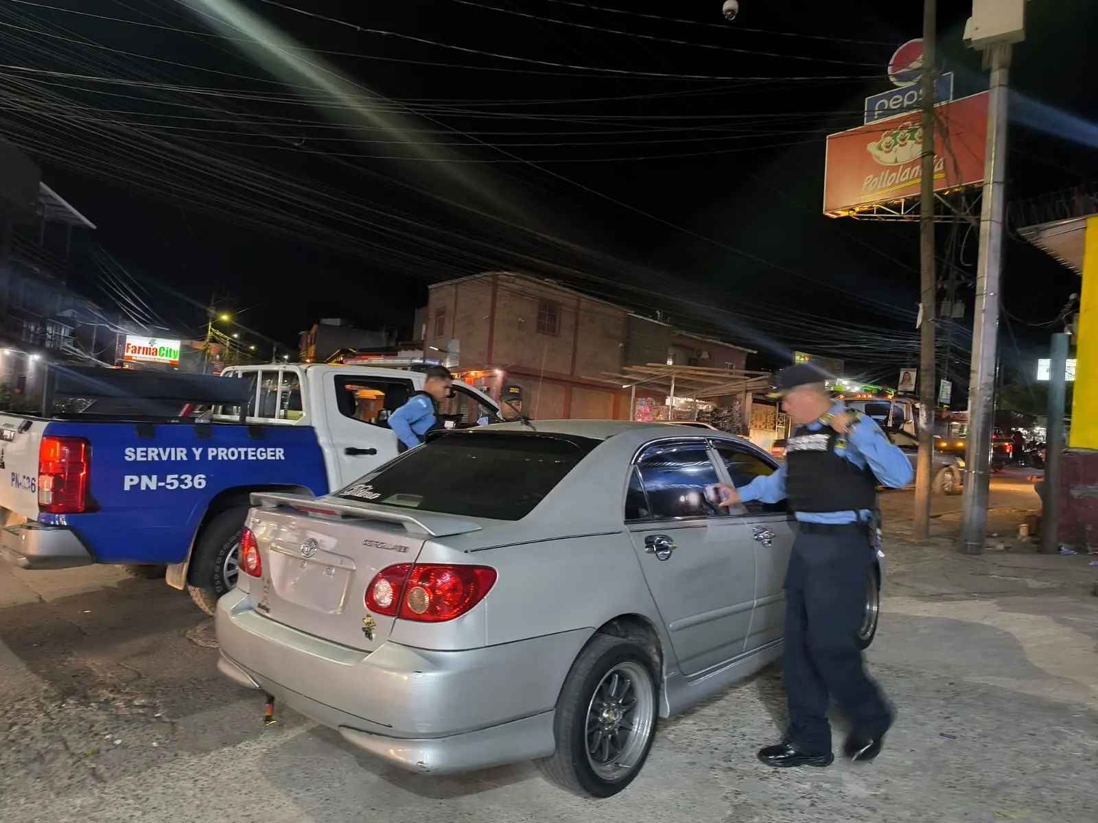 policías a la par de un carro