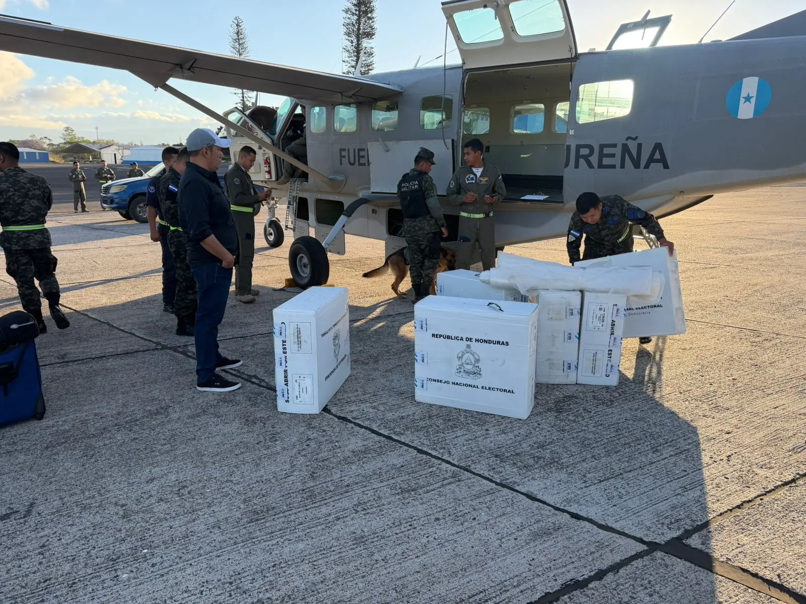 Militares subiendo maletas electorales