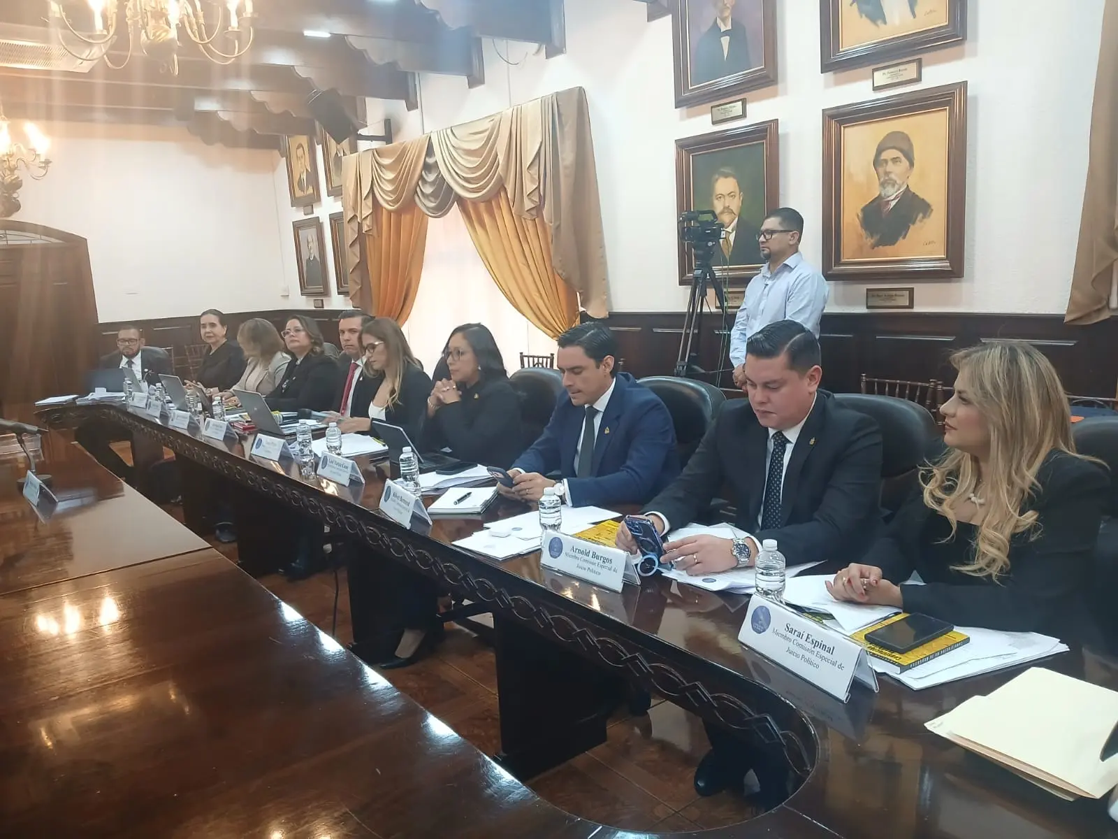 Comisión del congreso sentada