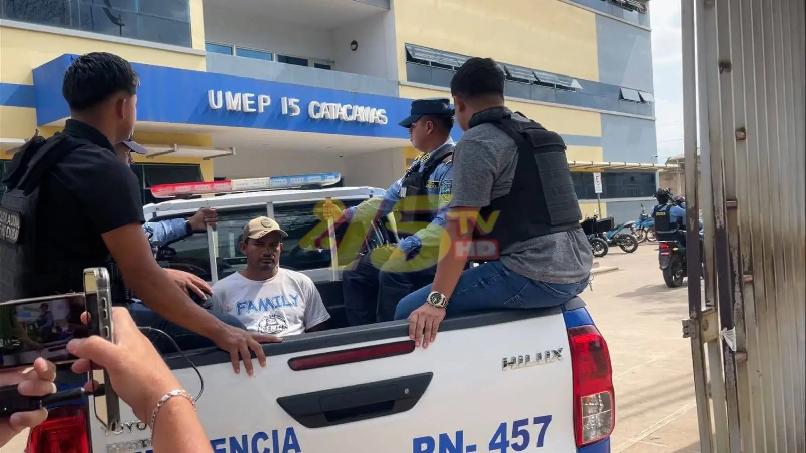 hombre sobre una patrulla