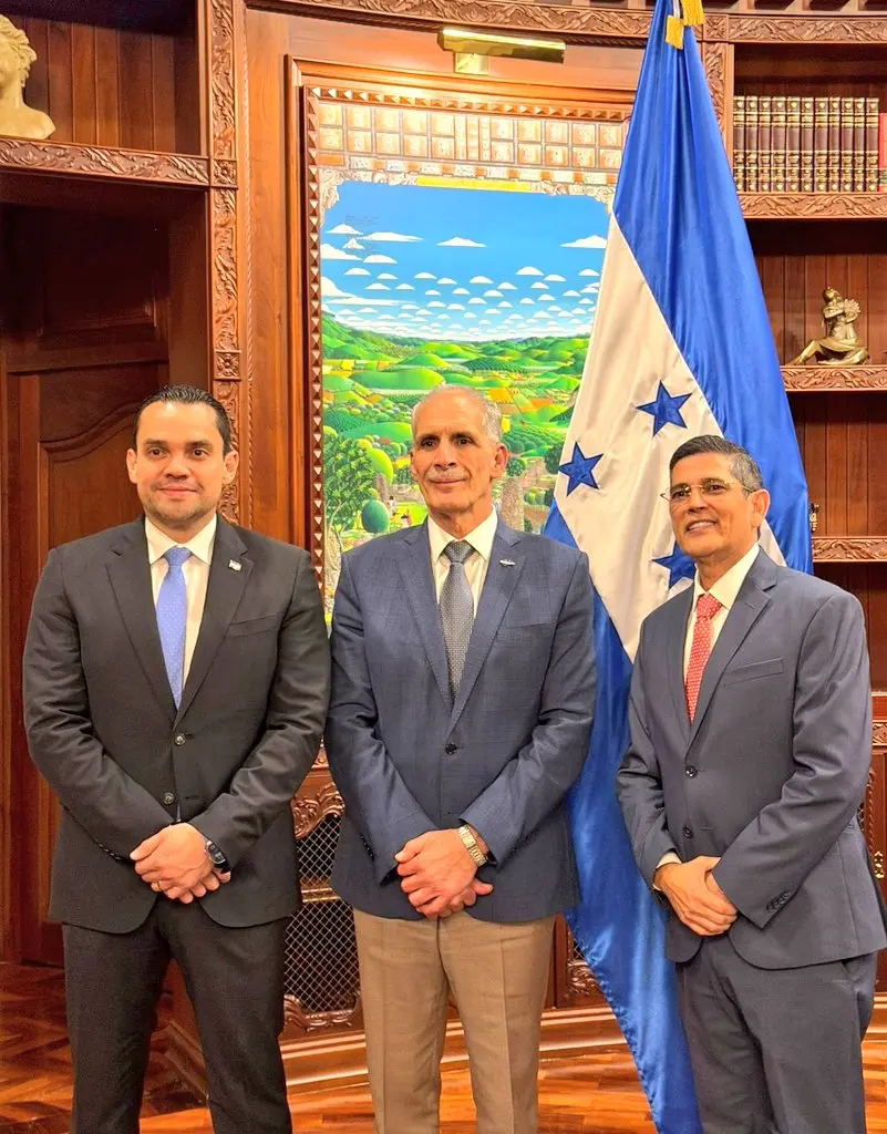 Tomás zambrano junto a Nasry Asfura y Wagner Vallecillo.