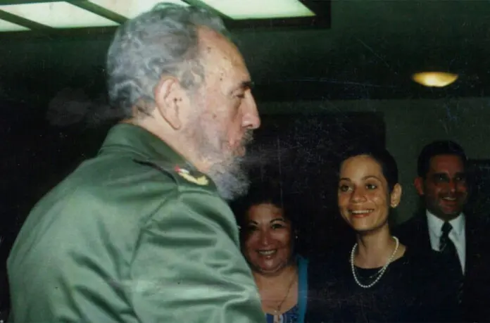 Fidel Castro y de fondo la periodista hondureña Lucía Alvarado. 