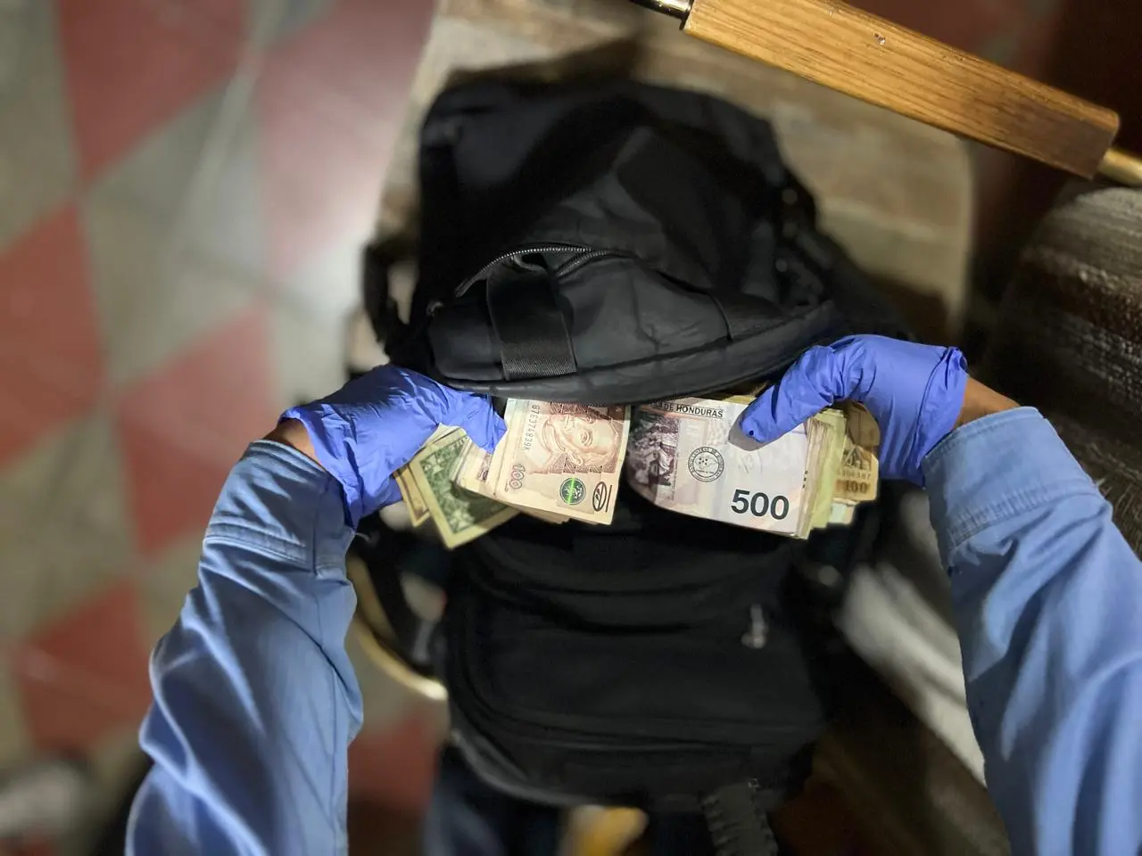 Dinero dentro de una mochila