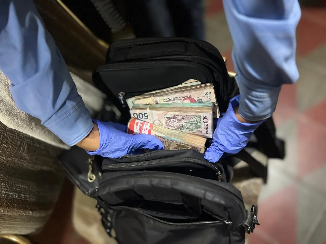 Dinero dentro de una mochila