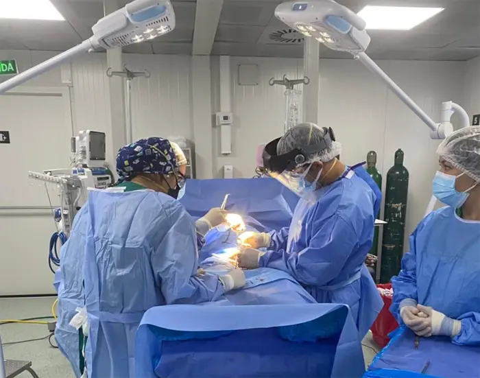 Médicos en un quirófano