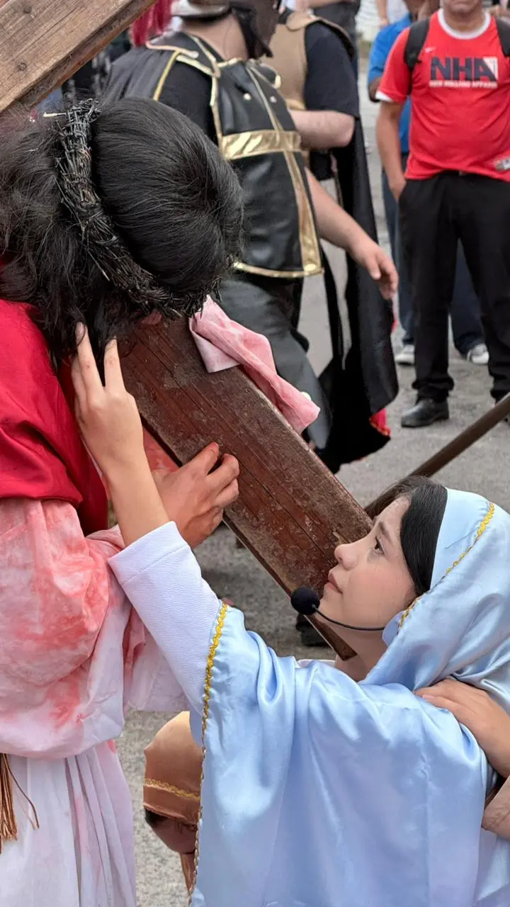 joven que personifica a María tocando la cara a un joven que personifica a Jesús