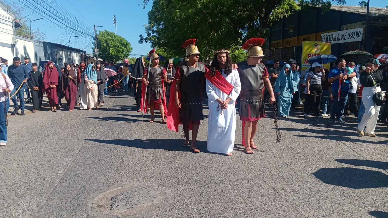 Jóvenes dramatizando la crucifixión de Cristo