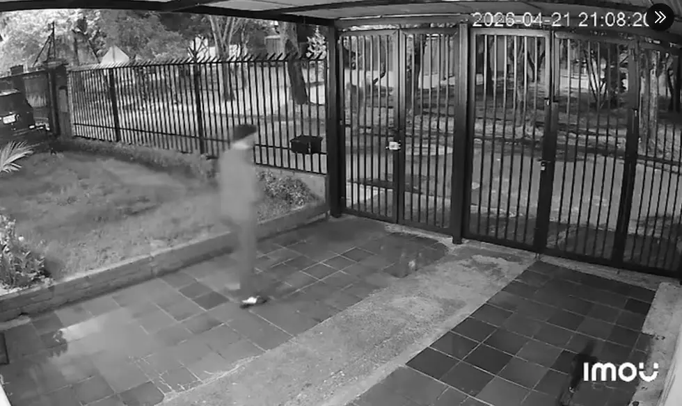 hombre saliendo de hotel