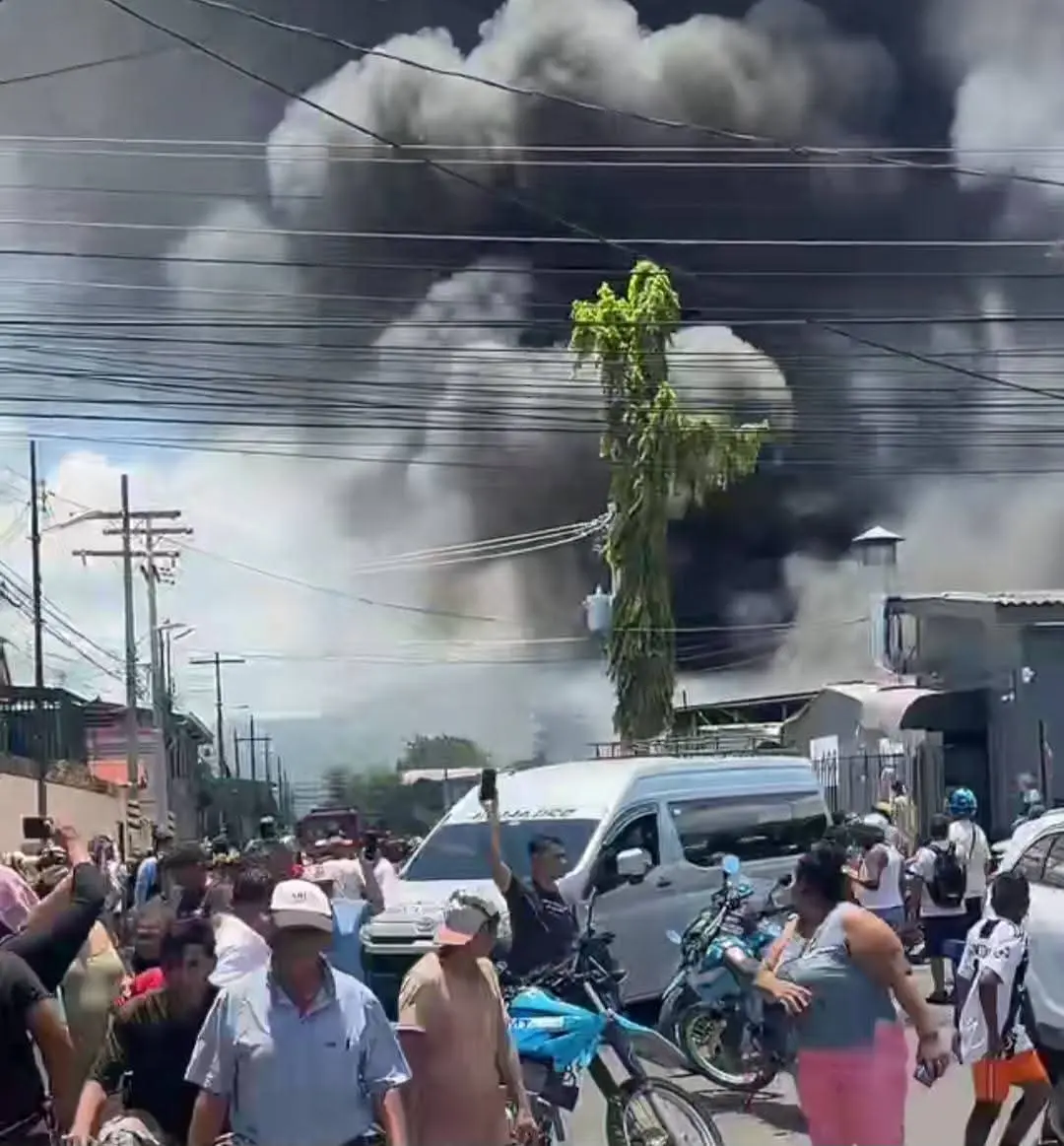 personas afuera de un incendio