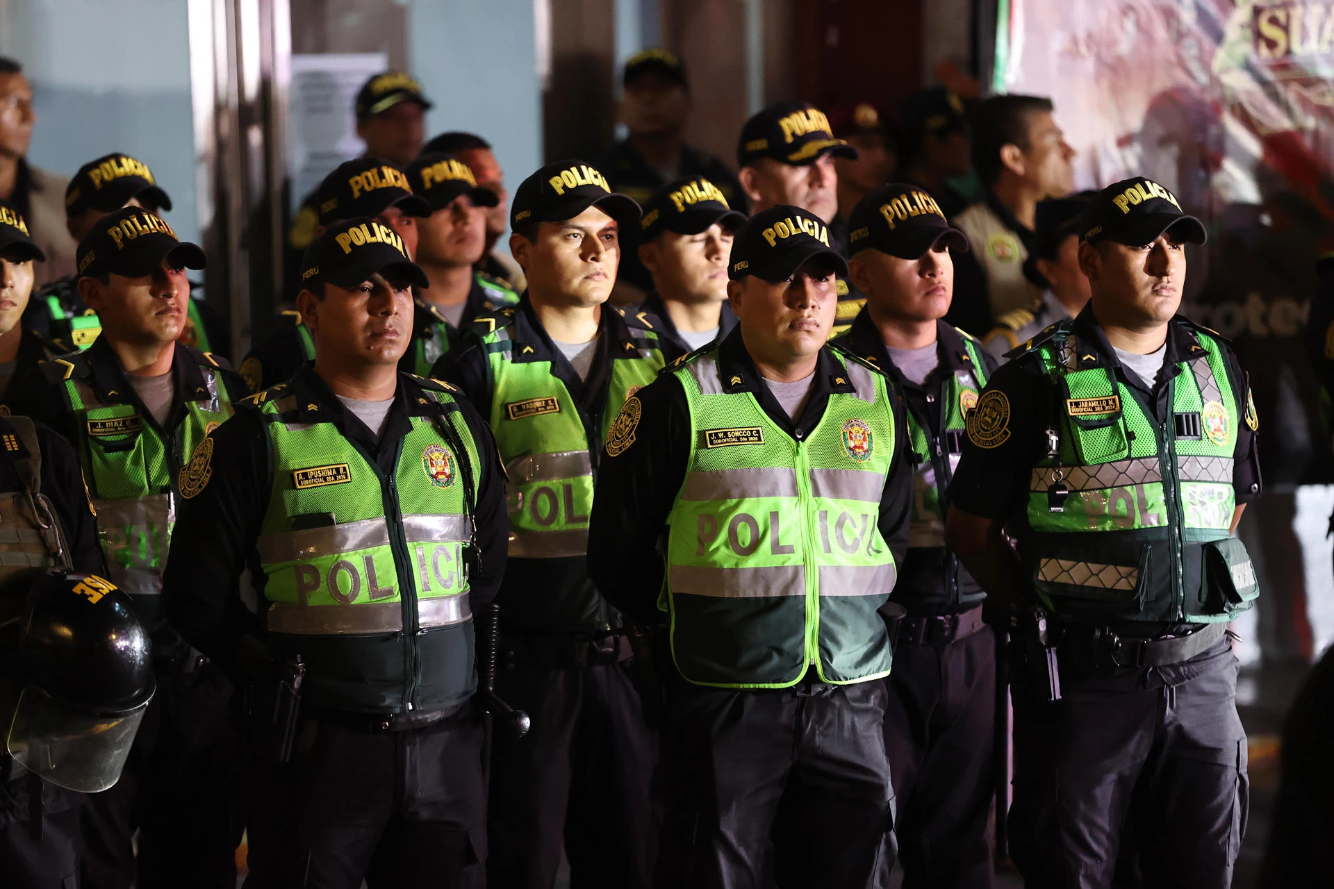  Fotografía cedida por la Presidencia del Consejo de Ministros de Perú que muestra integrantes de la Policía Nacional de Perú (PNP) recibiendo instrucciones este viernes, previo a las elecciones generales de 2026 en Lima. 