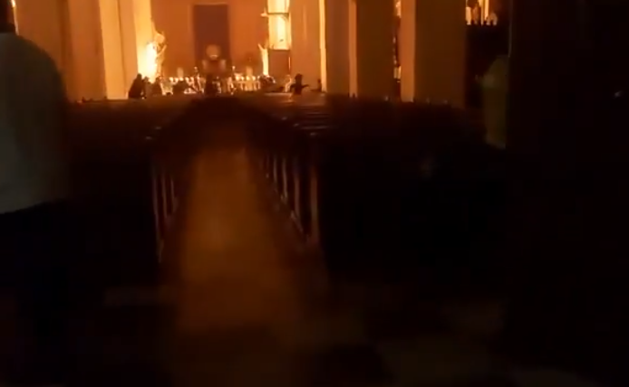 Foto: Pánico por incendio en templo en Colombia/Cortesía