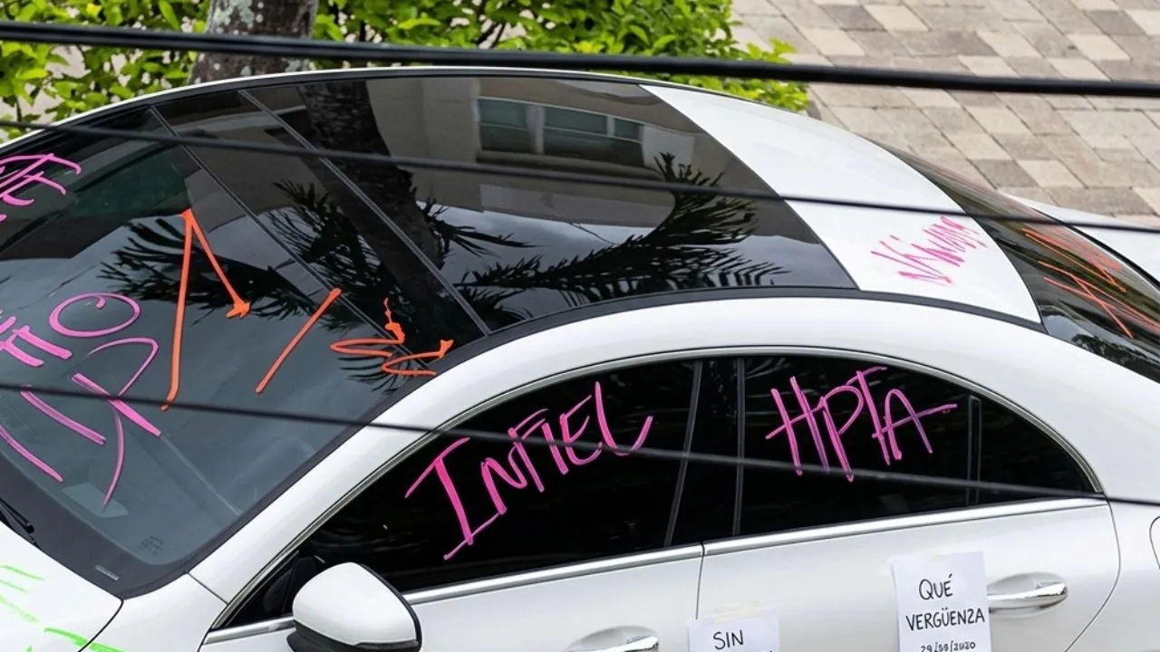 Vehículo del hombre señalado por la supuesta infidelidad.